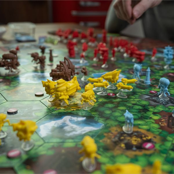 Aldarra miniature armies on the modular board