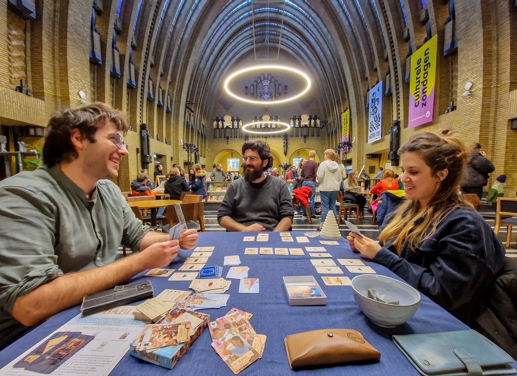 Bable card game being played