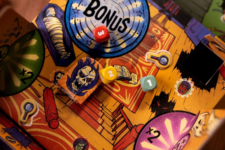Boxtop Pinball Haunted House targets and dice