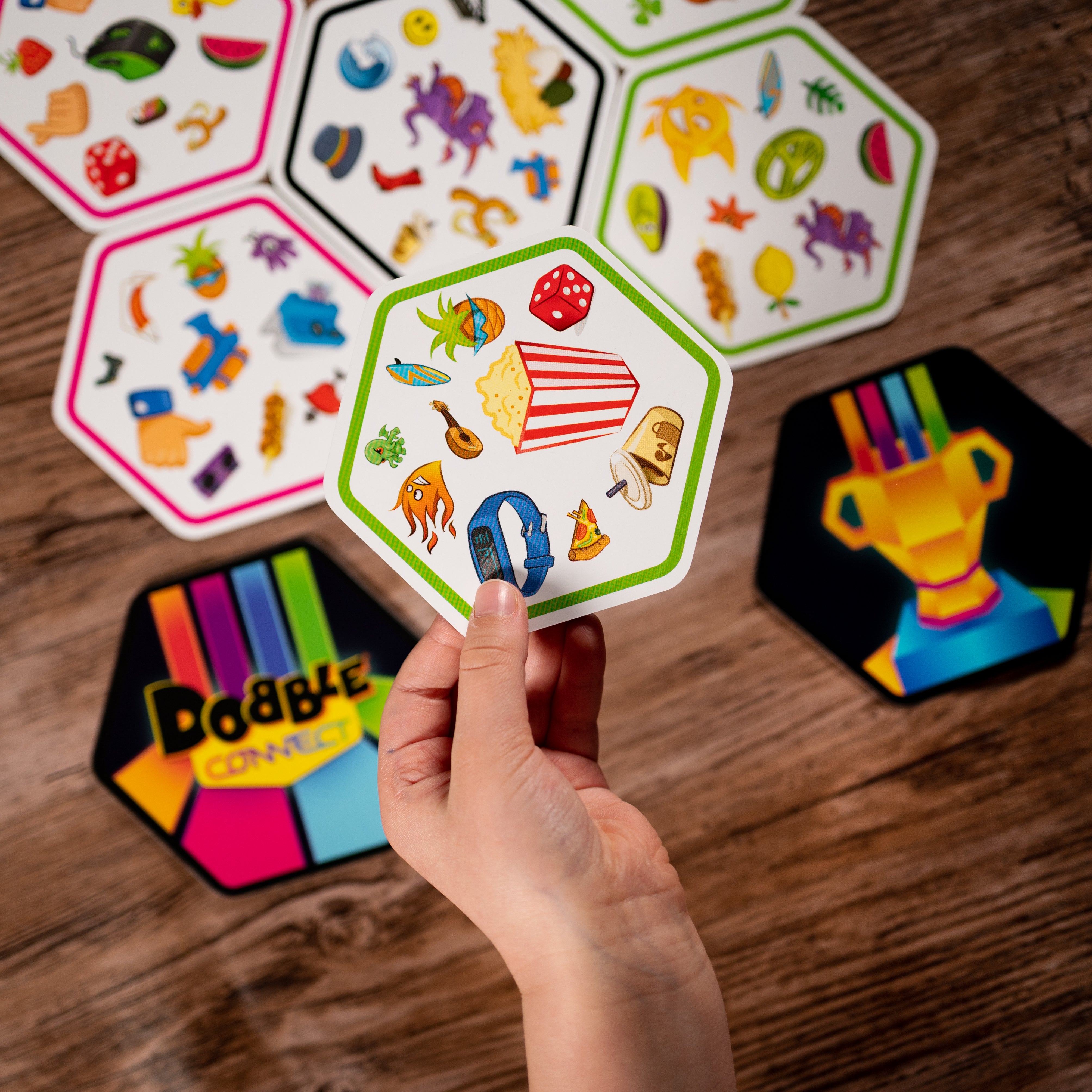 People playing Dobble Connect