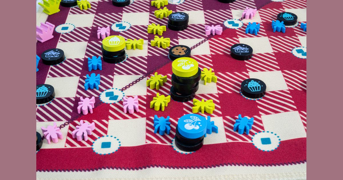 Gingham ants claiming sweet stockpiles