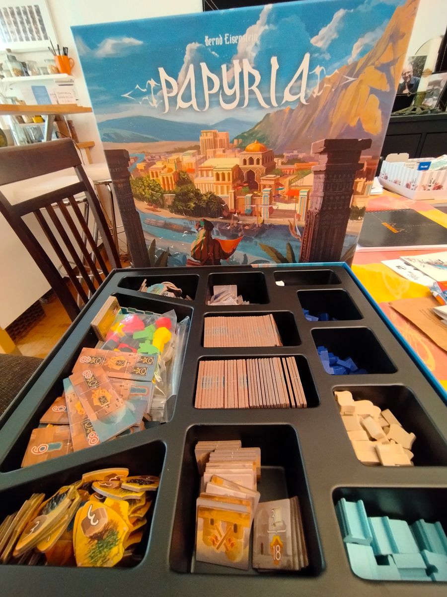 Papyria components arranged outside the box