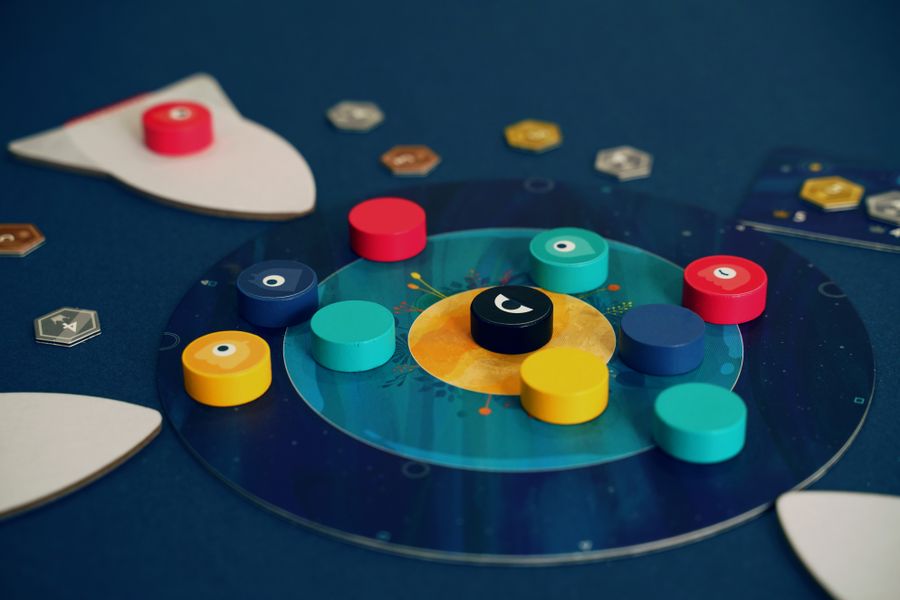 Planepita in play with alien discs on the planet