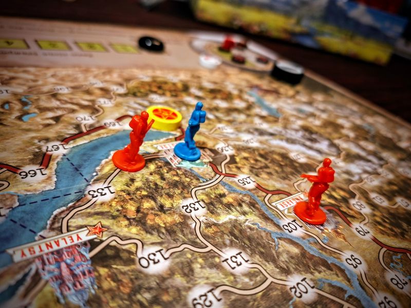 Siberian Manhunt board game setup