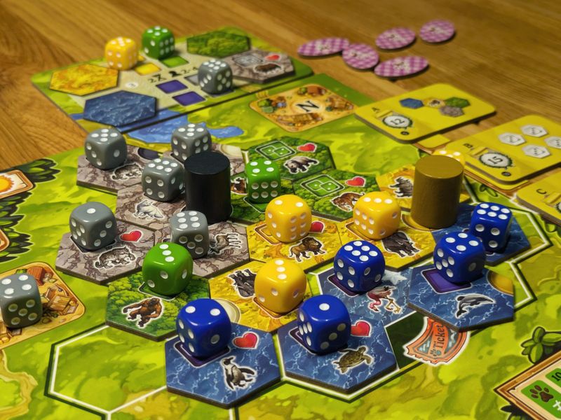 Spectacular player tableau with habitats and dice