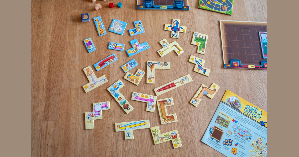 Stack'n Stuff board game components
