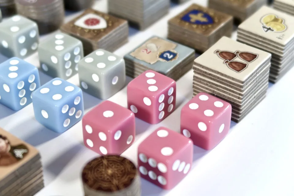 Tiletum colored player dice and game tiles
